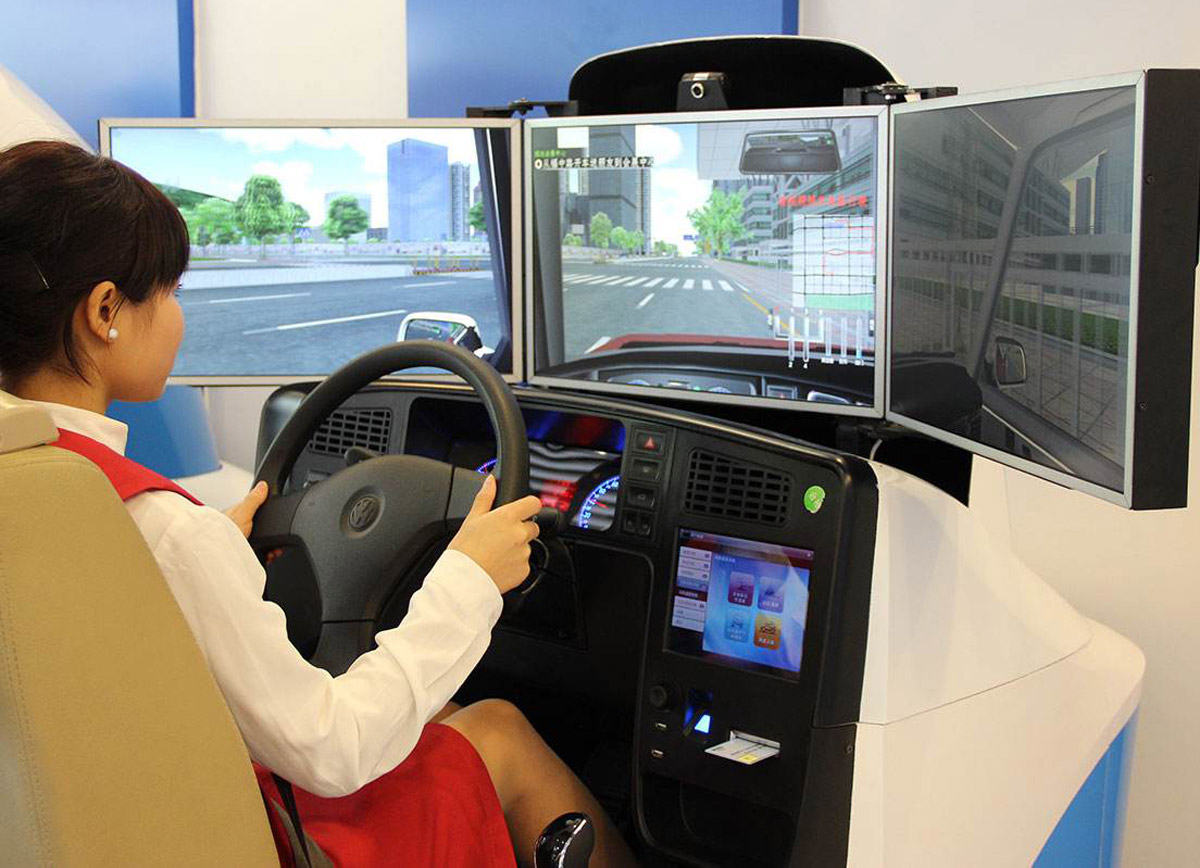 模拟安全三屏汽车模拟驾驶器现场体验.jpg